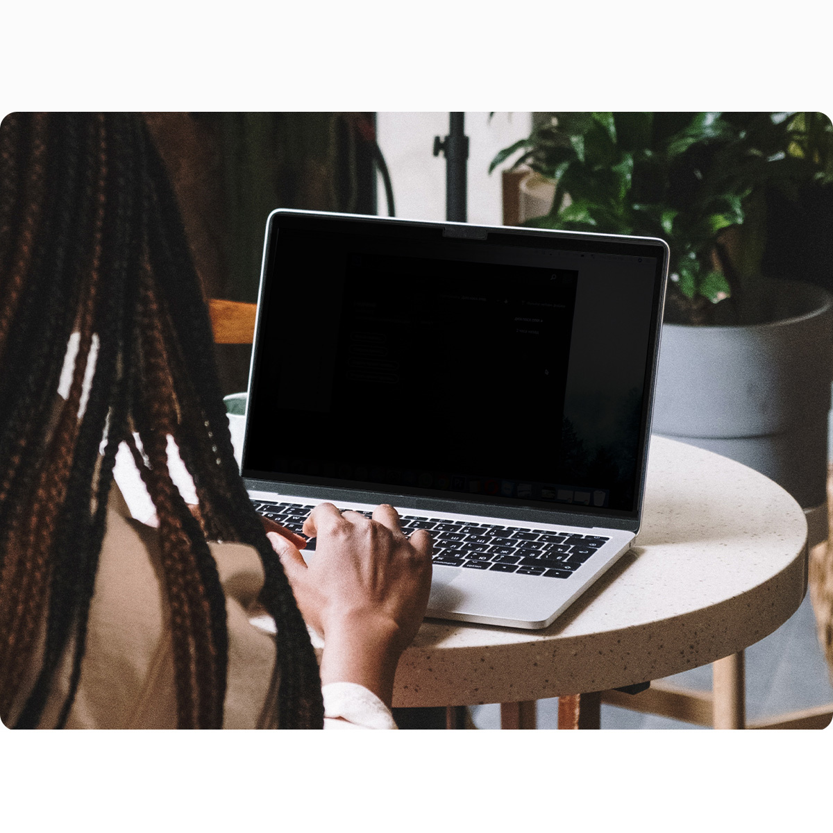 Folia prywatyzująca Spigen SafeView Privacy Filter do MacBook Air 13.6" M5 / M4 / M3 / M2